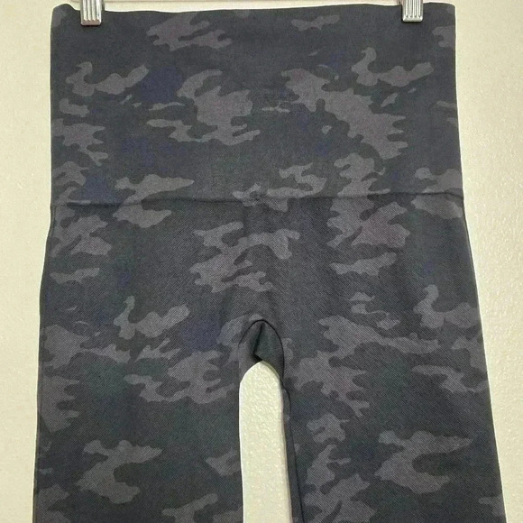 Spanx Look At Me Now Leggings Black Camo - Picture 6 of 9